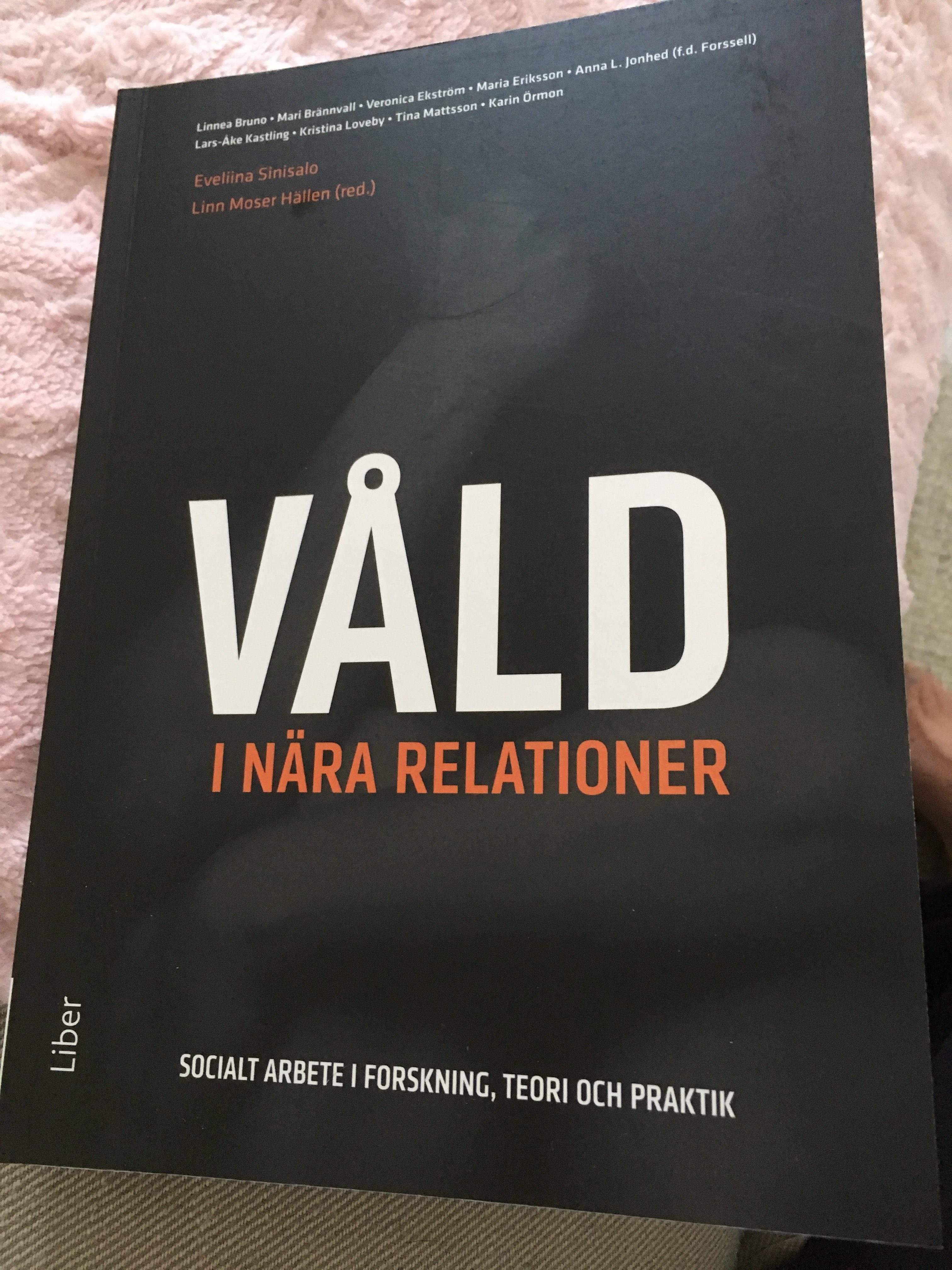 En lärobok om Våld i nära relation. I den är jag inte anonym…